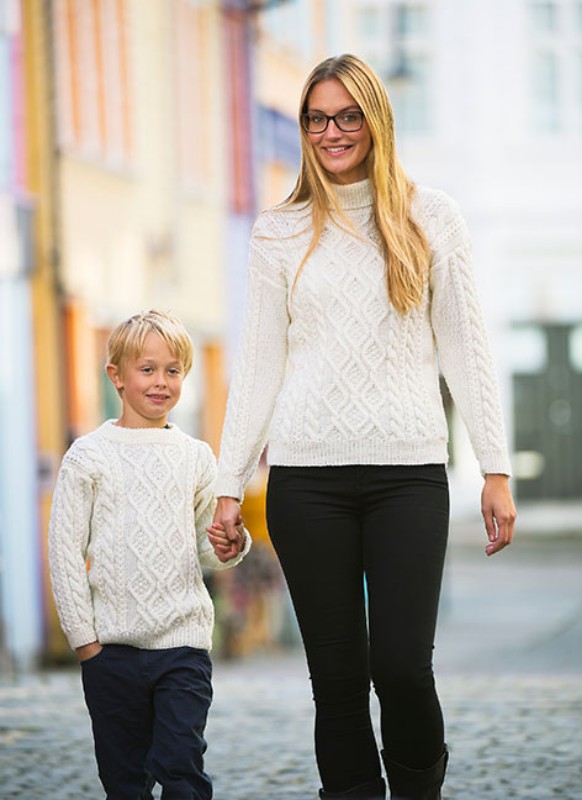 Bild på Tröja med flätmönster till familjen i Ulrika