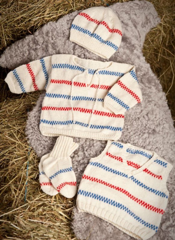Bild på Tröja, slipover, mössa och sockor i pippimönster i Baby Merino