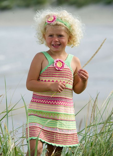 Bild på Mönstrad solklänning med hårband i Tilda