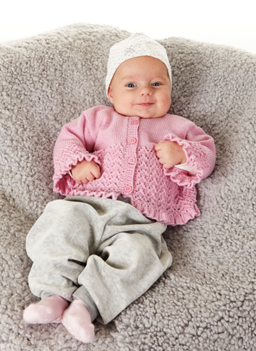 Bild på Babykofta med volangkant i baby Merino från Svarta Fåret.