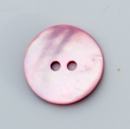 Bild på Färgade pärlemorsknappar ifrån Garnstudio Ljusrosa 15mm