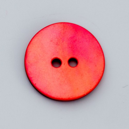 Bild på Färgade pärlemorsknappar ifrån Garnstudio Röd 15mm