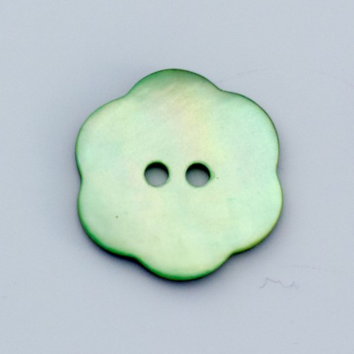 Bild på Färgade pärlemorsknappar ifrån Garnstudio Blomma grön 20mm