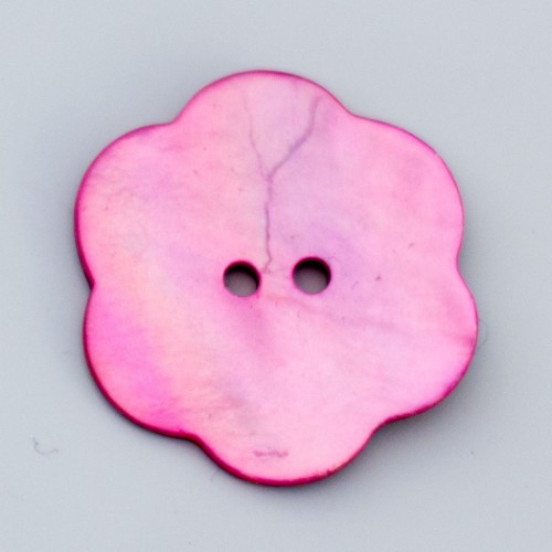 Bild på Färgade pärlemorsknappar ifrån Garnstudio Blomma rosa 25mm