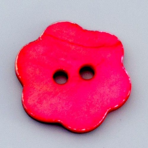Bild på Färgade pärlemorsknappar ifrån Garnstudio Blomma röd 25mm