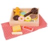 Bild på En låda med tolv kakor i trä för barn