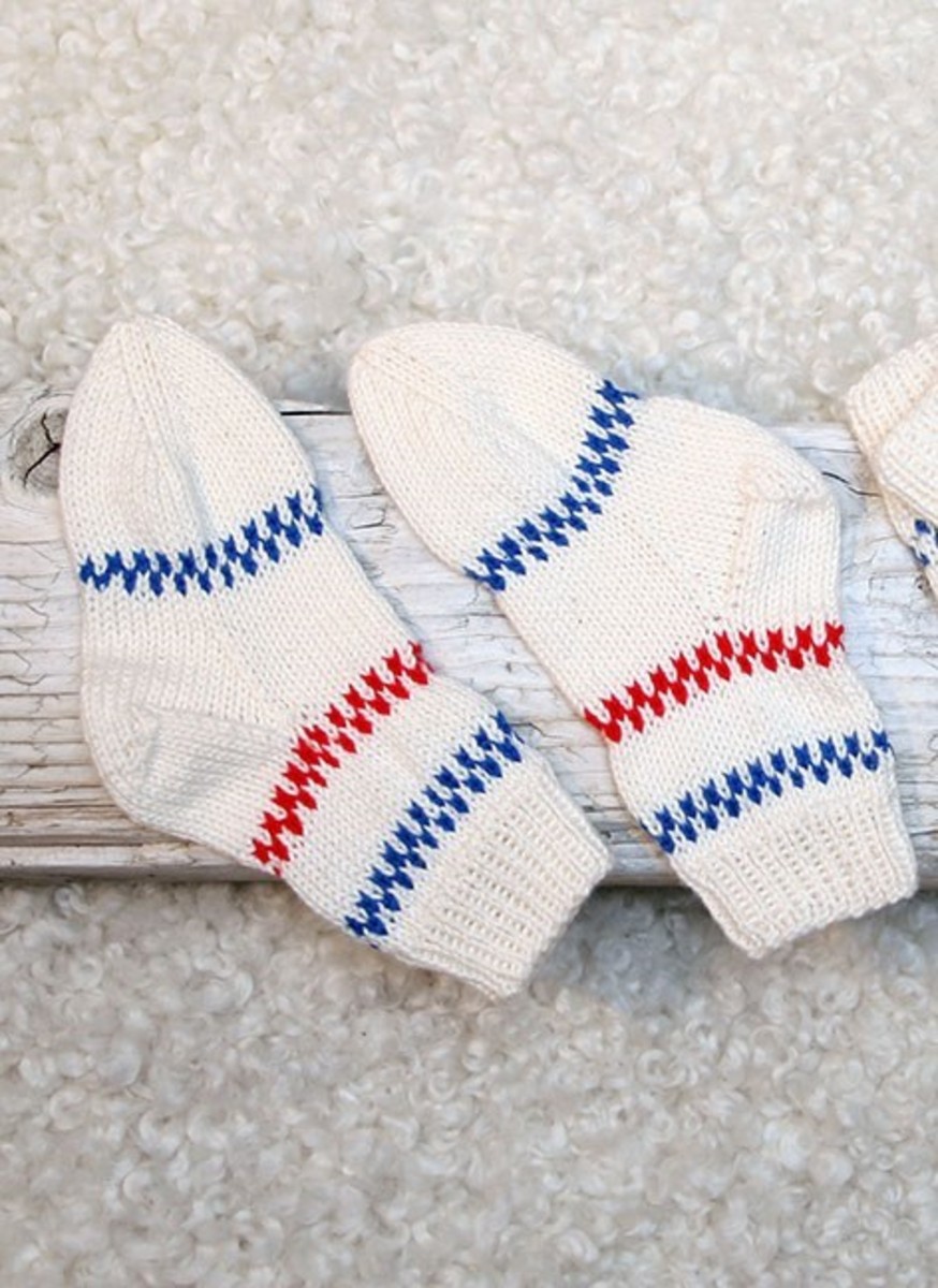 Bild på Stickmönster till mössa, vantar och sockor i Tilda i pippimönster