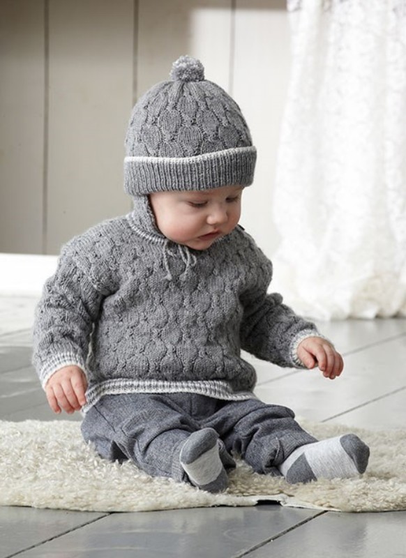 Bild på Stickmönster till flätstickad babytröja och mössa i Baby Merino eller Lisa