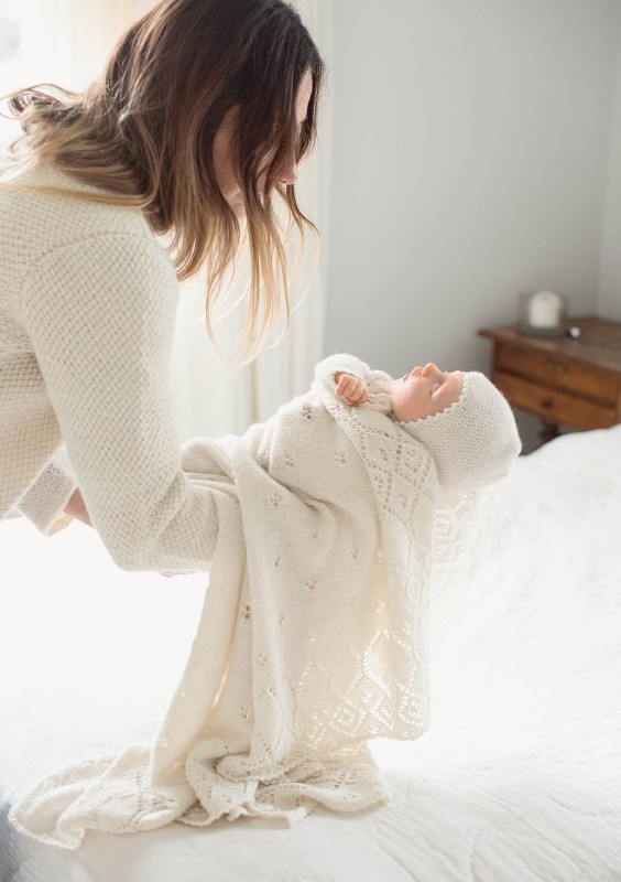 Bild på "NOBEL" Stickad babyfilt i Alpakka Silke från Sandnes Garn design Leila & Hafzi