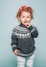 Bild på "Grynet" en söt okmönstrad tröja till barn i Sandnes Garn Alpakka ingår i katalog tema 51