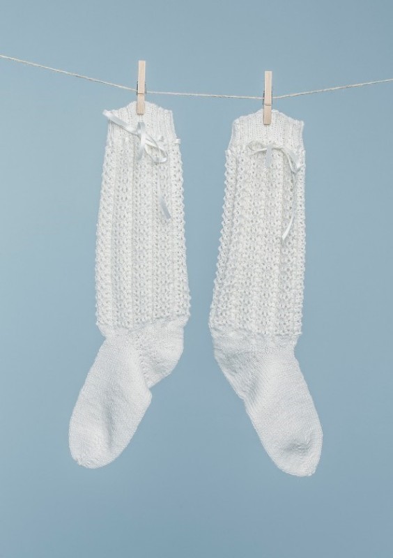 Bild på Mönsterkatalog med sockor och vantar från Sandnes Garn. Tema 42