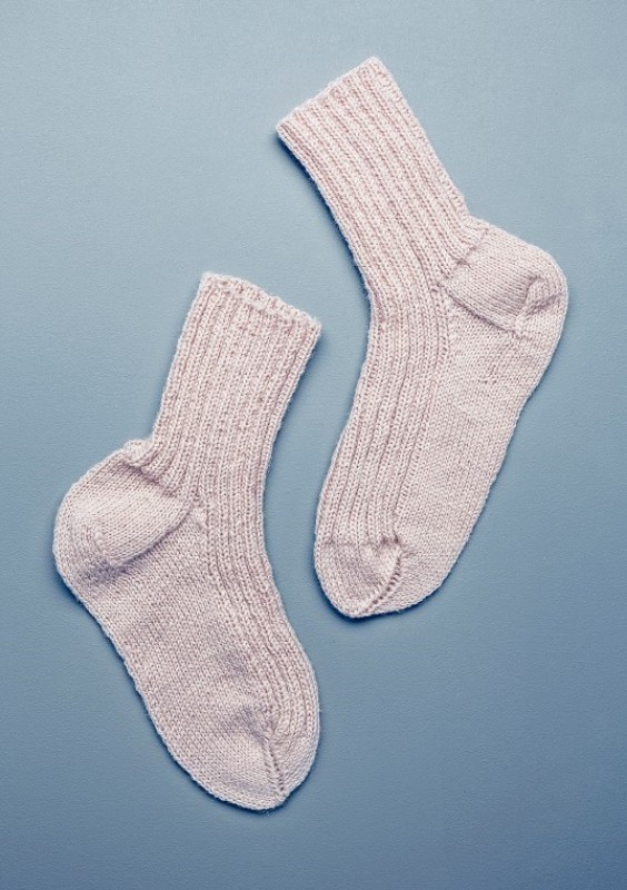 Bild på Mönsterkatalog med sockor och vantar från Sandnes Garn. Tema 42