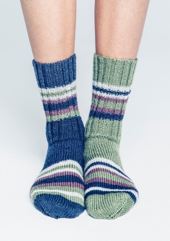 Bild på Mönsterkatalog med sockor och vantar från Sandnes Garn. Tema 42