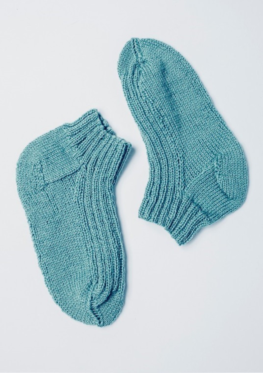 Bild på Mönsterkatalog med sockor och vantar från Sandnes Garn. Tema 42