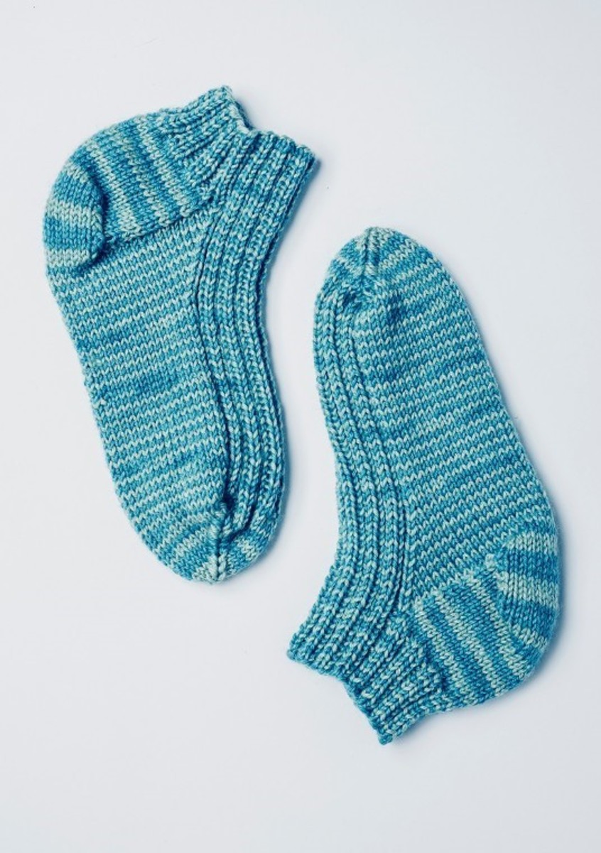 Bild på Mönsterkatalog med sockor och vantar från Sandnes Garn. Tema 42