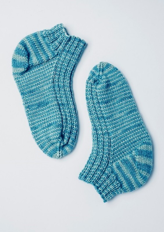 Bild på Mönsterkatalog med sockor och vantar från Sandnes Garn. Tema 42