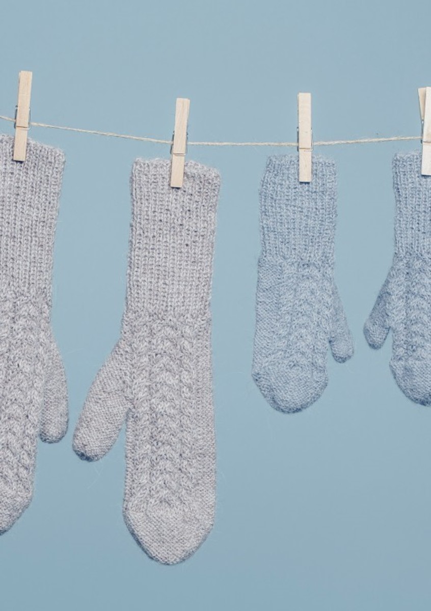 Bild på Mönsterkatalog med sockor och vantar från Sandnes Garn. Tema 42