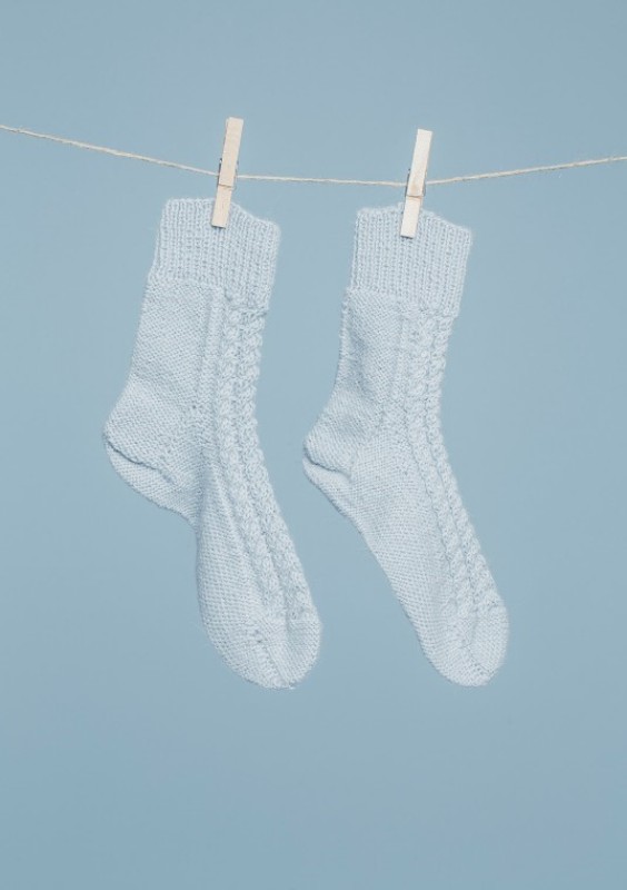 Bild på Mönsterkatalog med sockor och vantar från Sandnes Garn. Tema 42