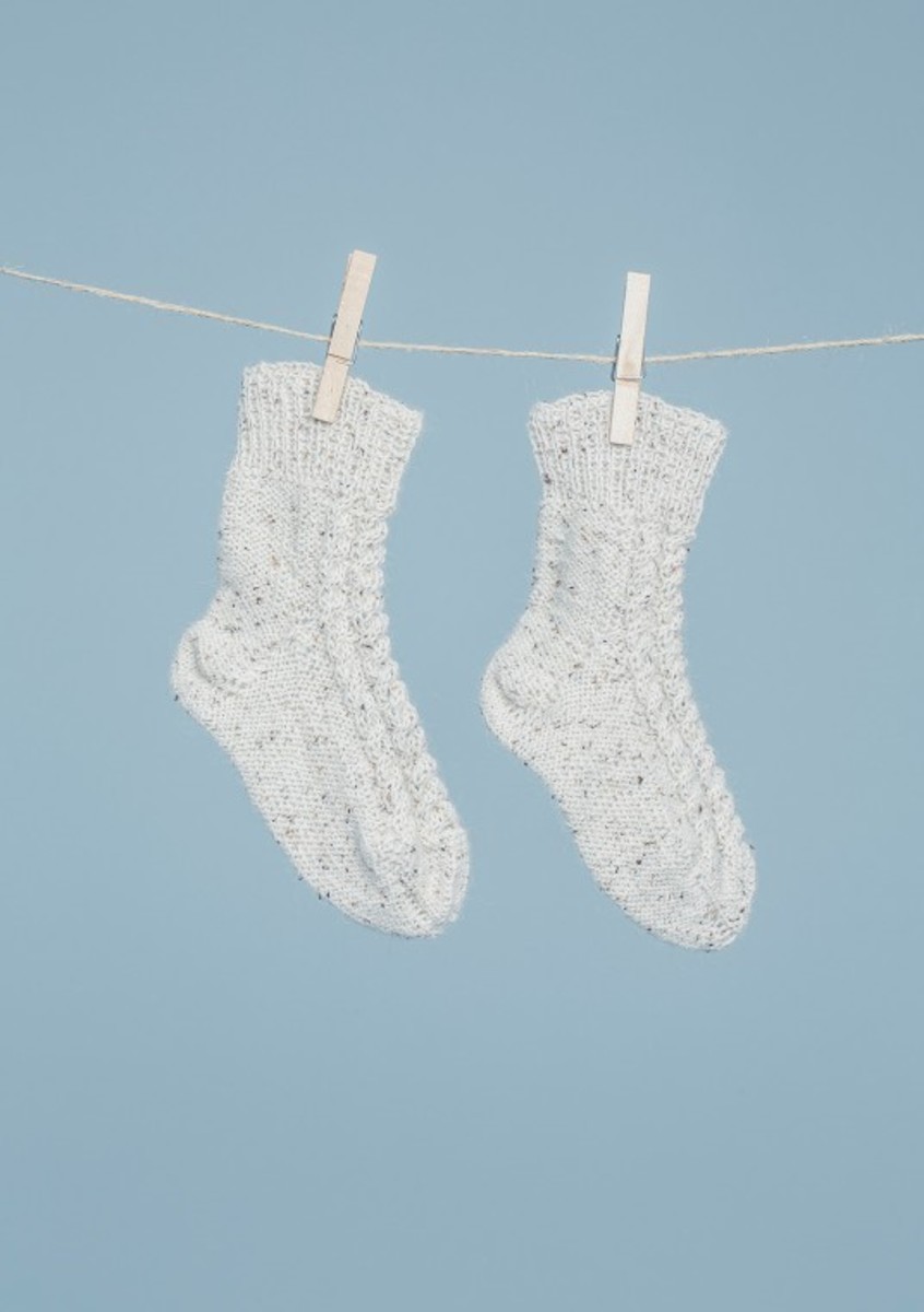 Bild på Mönsterkatalog med sockor och vantar från Sandnes Garn. Tema 42
