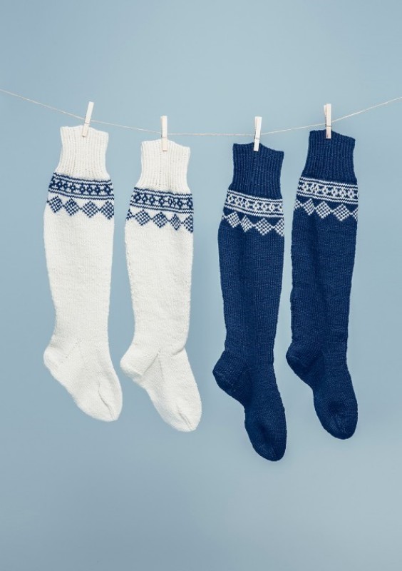 Bild på Mönsterkatalog med sockor och vantar från Sandnes Garn. Tema 42