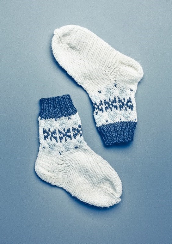 Bild på Mönsterkatalog med sockor och vantar från Sandnes Garn. Tema 42