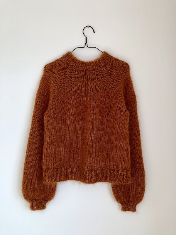 Bild på Novis Sweater i KOS från PetiteKnit