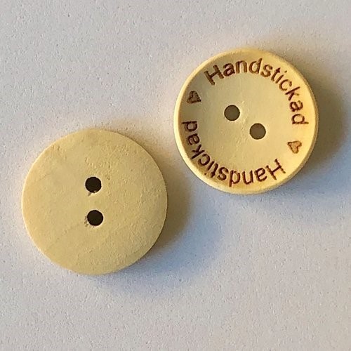 Bild på Träknapp "Handstickat" 20mm