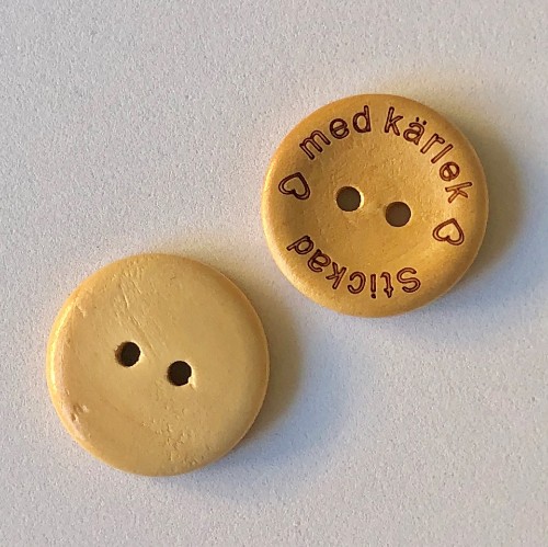 Bild på Träknapp "stickad med kärlek" 20mm