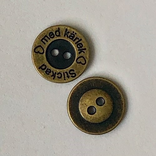 Bild på Knapp i antik mässing "Stickad med kärlek" 15mm