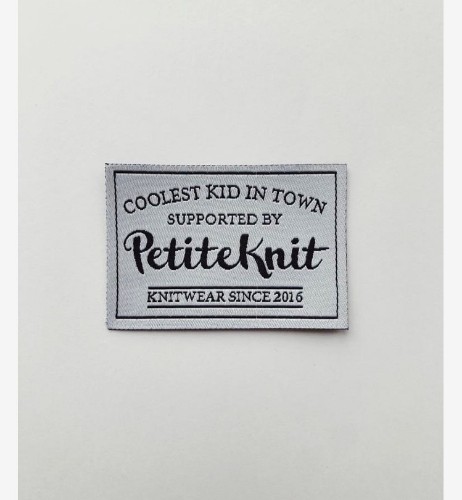 Bild på "Coolest kid in town" märke från PetiteKnit