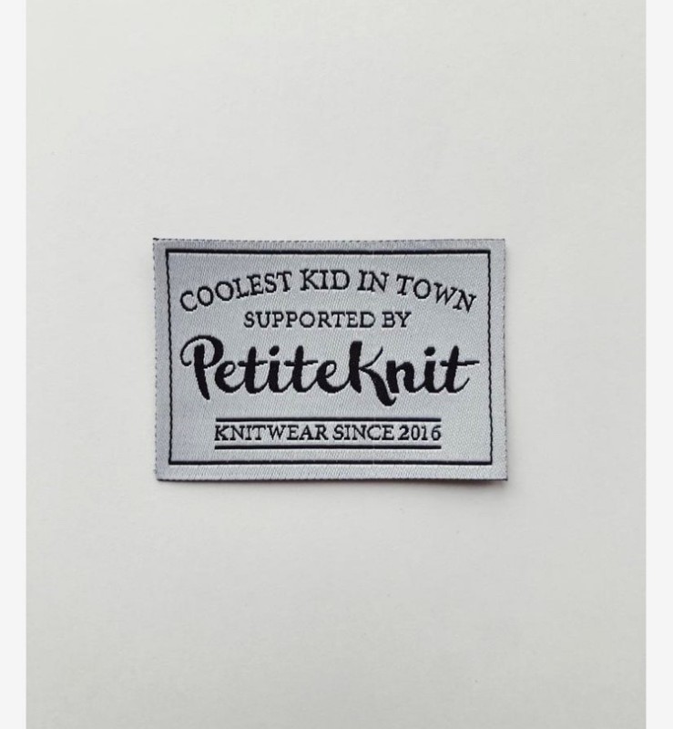 Bild på "Coolest kid in town" märke från PetiteKnit