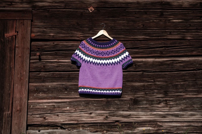 Bild på 'Bubbelgum' - kortärmad tröja med mönsterok i Alpe