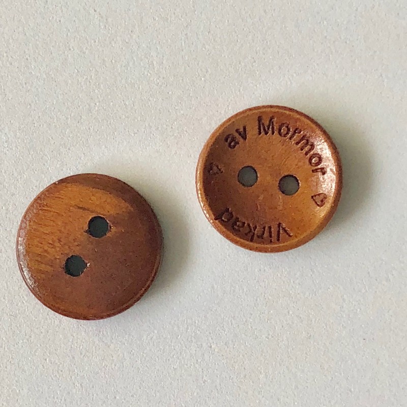 Bild på Knapp Cognac "Virkad av Mormor" 15mm