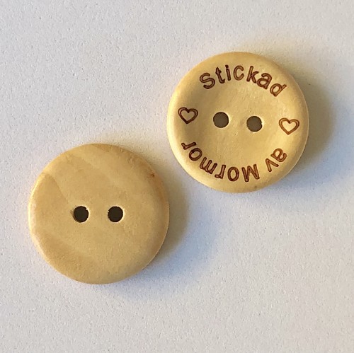 Bild på Träknapp "Stickad av Mormor" 20mm