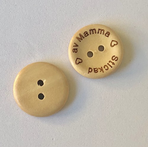 Bild på Träknapp "Stickad av Mamma" 20mm