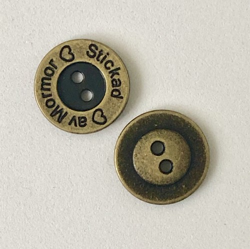Bild på Knapp i antik mässing "Stickad av Mormor" 15mm