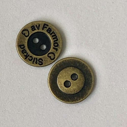 Bild på Knapp i antik mässing "Stickad av Farmor" 15mm
