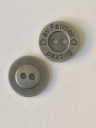 Bild på Knapp i Silver Metall "Stickad av Farmor" 15mm