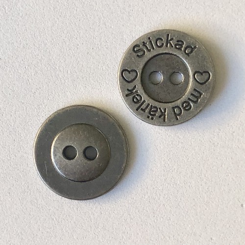 Bild på Knapp i Silver Metall "Stickad med Kärlek" 15mm