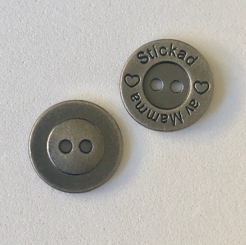 Bild på Knapp i Silver Metall "Stickad av Mamma" 15mm