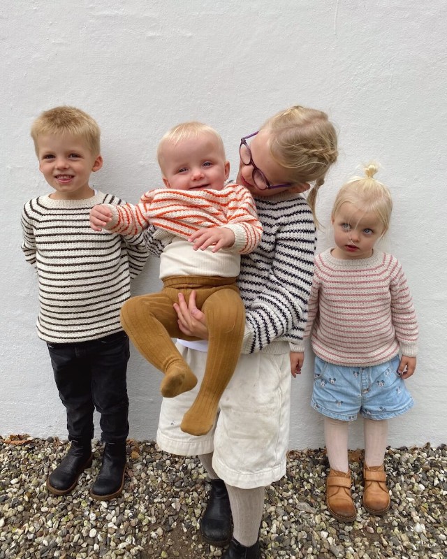 Bild på FRIDAY SWEATER stickad i Sunday fr. 1år-14år