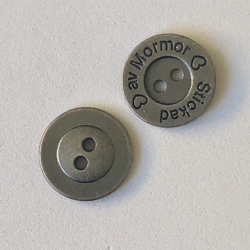 Bild på Knapp "Stickad av Mormor" Antik Silver Metall 15mm