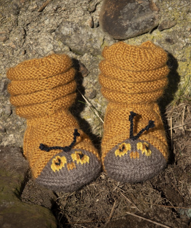Bild på Mönsterkatalog, Stickade sockor i Alpaca Storm  1908