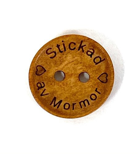 Bild på Knapp Stickad av Mormor Ljusbrun Trä 18mm