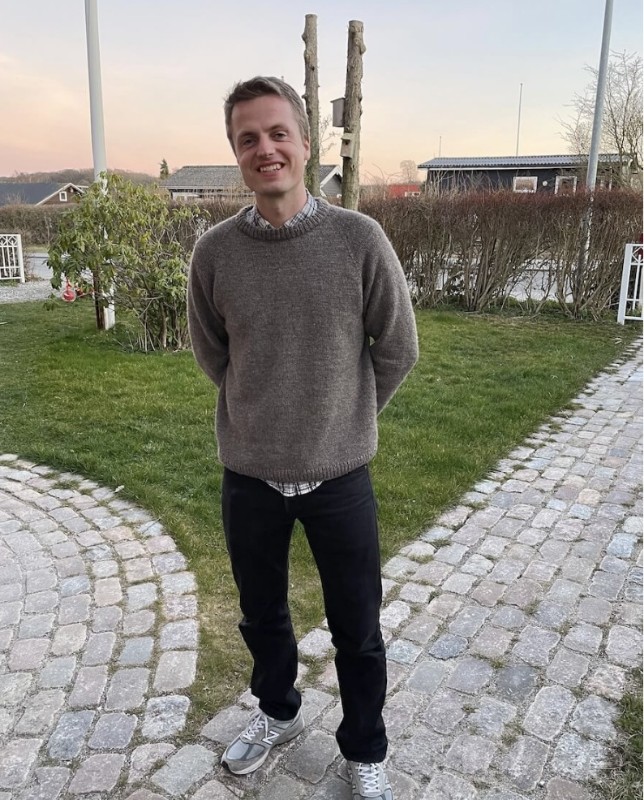 Bild på ”HANSTHOLM SWEATER” stickad i Peer Gynt