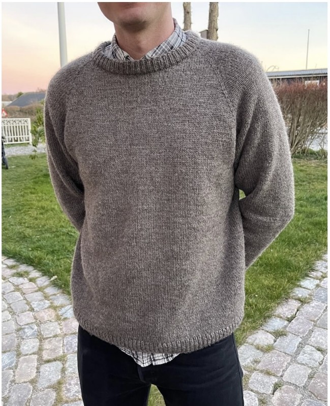 Bild på ”HANSTHOLM SWEATER” stickad i Peer Gynt