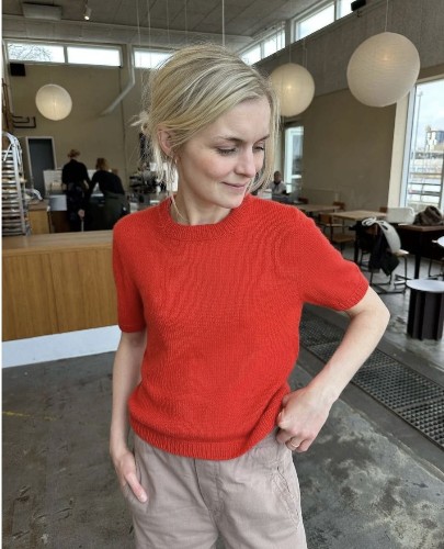 Bild på ”POPPY TEE” TV4 Nyhetsmorgon, Jenny Strömstedt tröja i en tråd Sunday och en tråd Tynn Silk Mohair