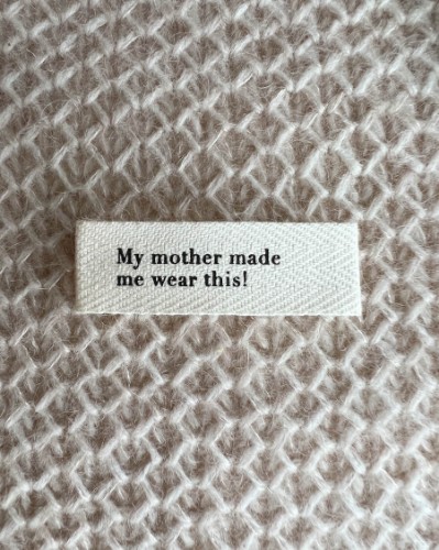 Bild på "MY MOTHER MADE ME WEAR THIS!"-LABEL