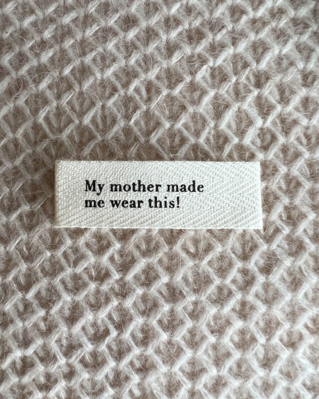 Bild på "MY MOTHER MADE ME WEAR THIS!"-LABEL