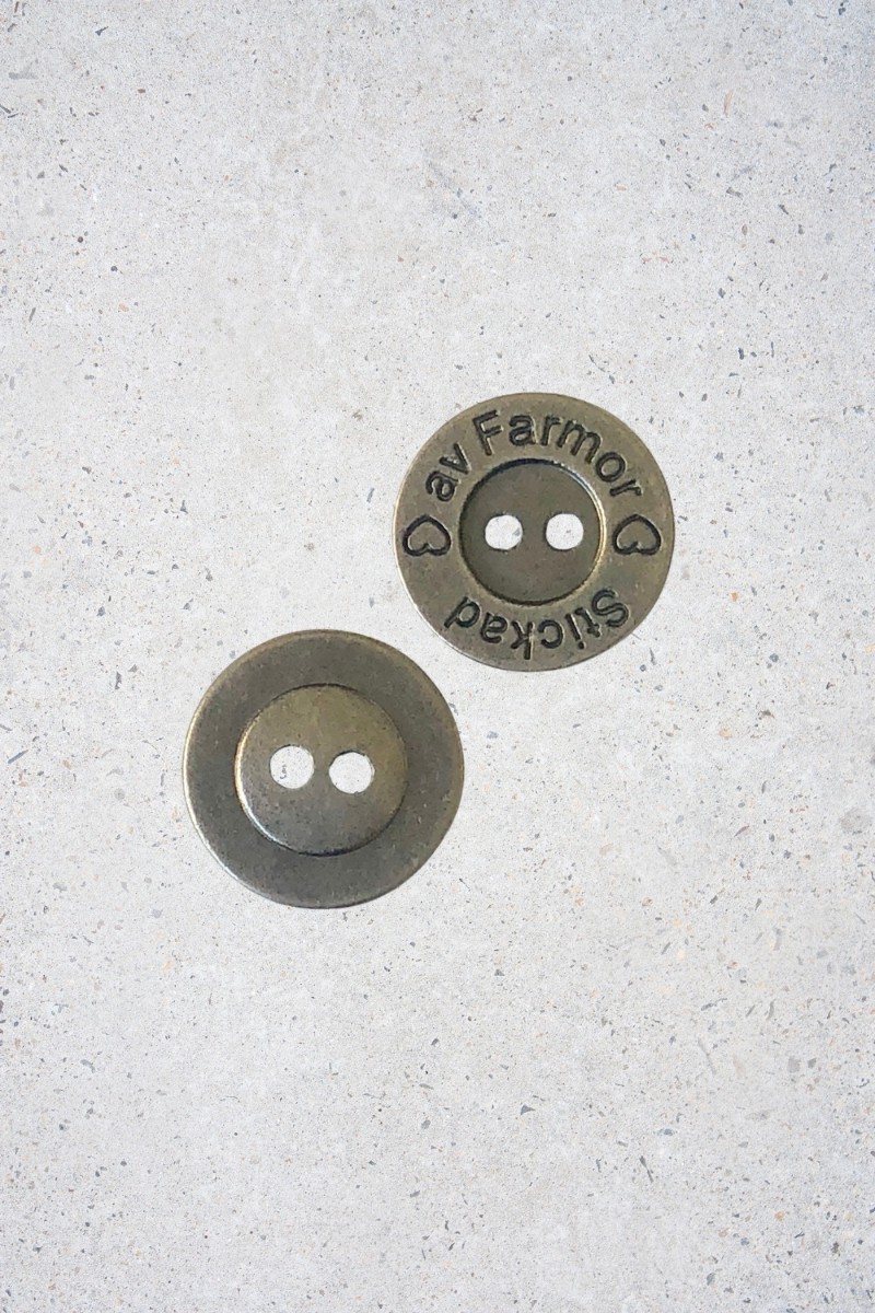 Bild på Knapp i Silver Metall "Stickad av Farmor" 15mm